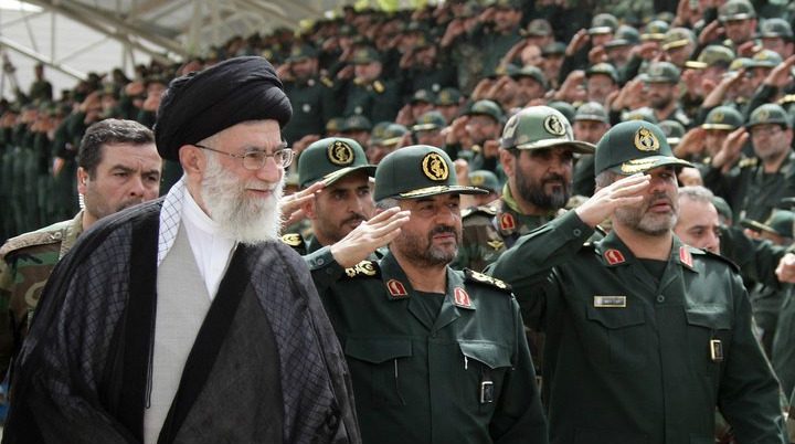 آية الله علي خامنئي بين قادة الحرس الثوري/ فارس