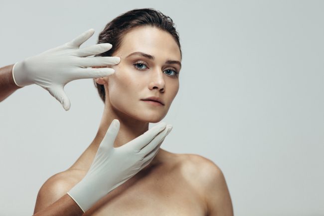 7 أشياء لا يضعها أطباء الجلدية على بشرتهم أبداً