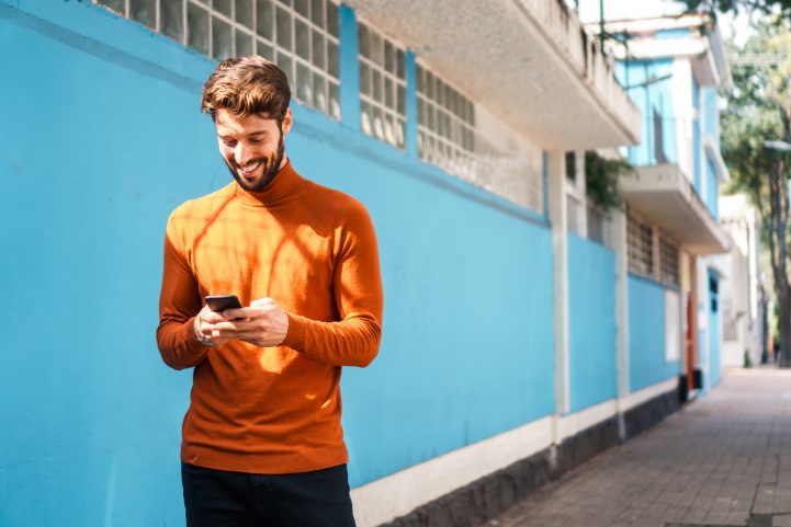 iStock/ يوفر المشي فرصة ممتازة لزيادة القوة بتكلفة منخفضة وسهولة شديدة