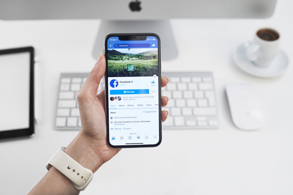فيسبوك تغير شعار علامتها التجارية في كل تطبيق تملكه الشركة