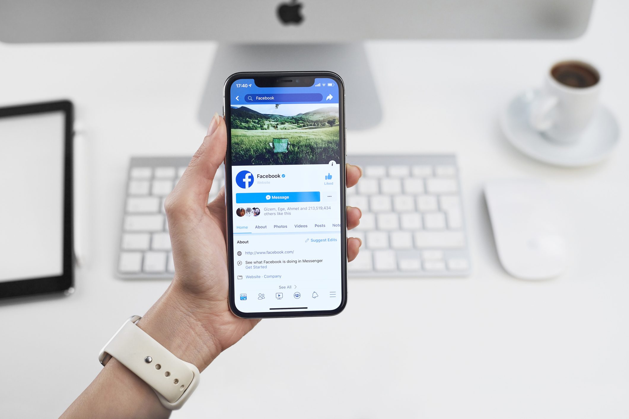 فيسبوك تغير شعار علامتها التجارية في كل تطبيق تملكه الشركة