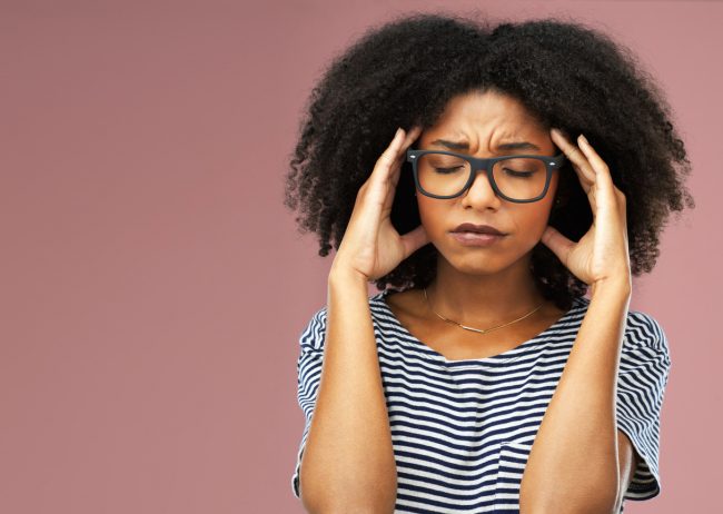 لماذا قد تصاب بالصداع عند ارتداء النظارات الجديدة؟