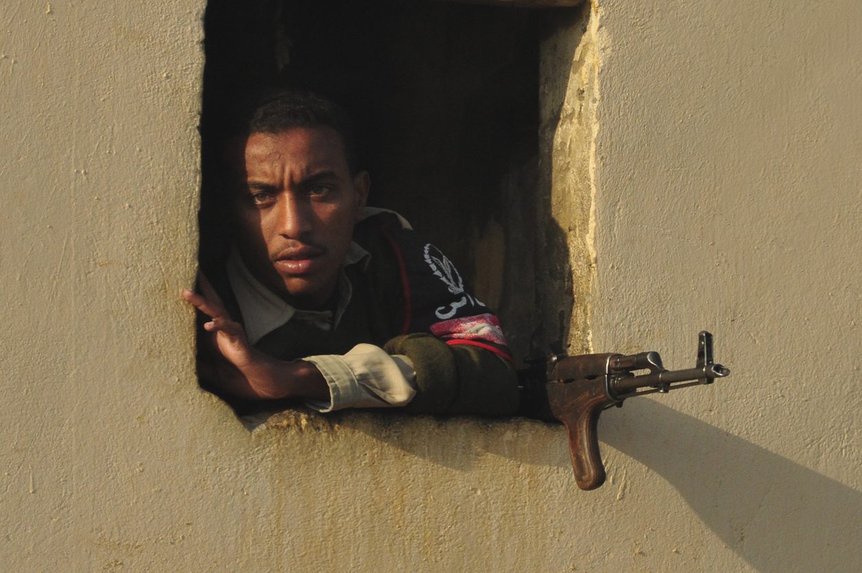 «ما أنا إلا عبد مأمور».. خطورة أن يورّط الديكتاتور أفراد المجتمع وطبقاته الفقيرة