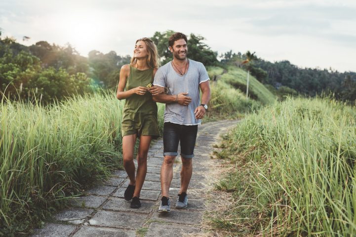 iStock/ من يمشون 7000 خطوة في اليوم أو أكثر أبلغوا عن أنهم يحظون بنومٍ أفضل كثيراً