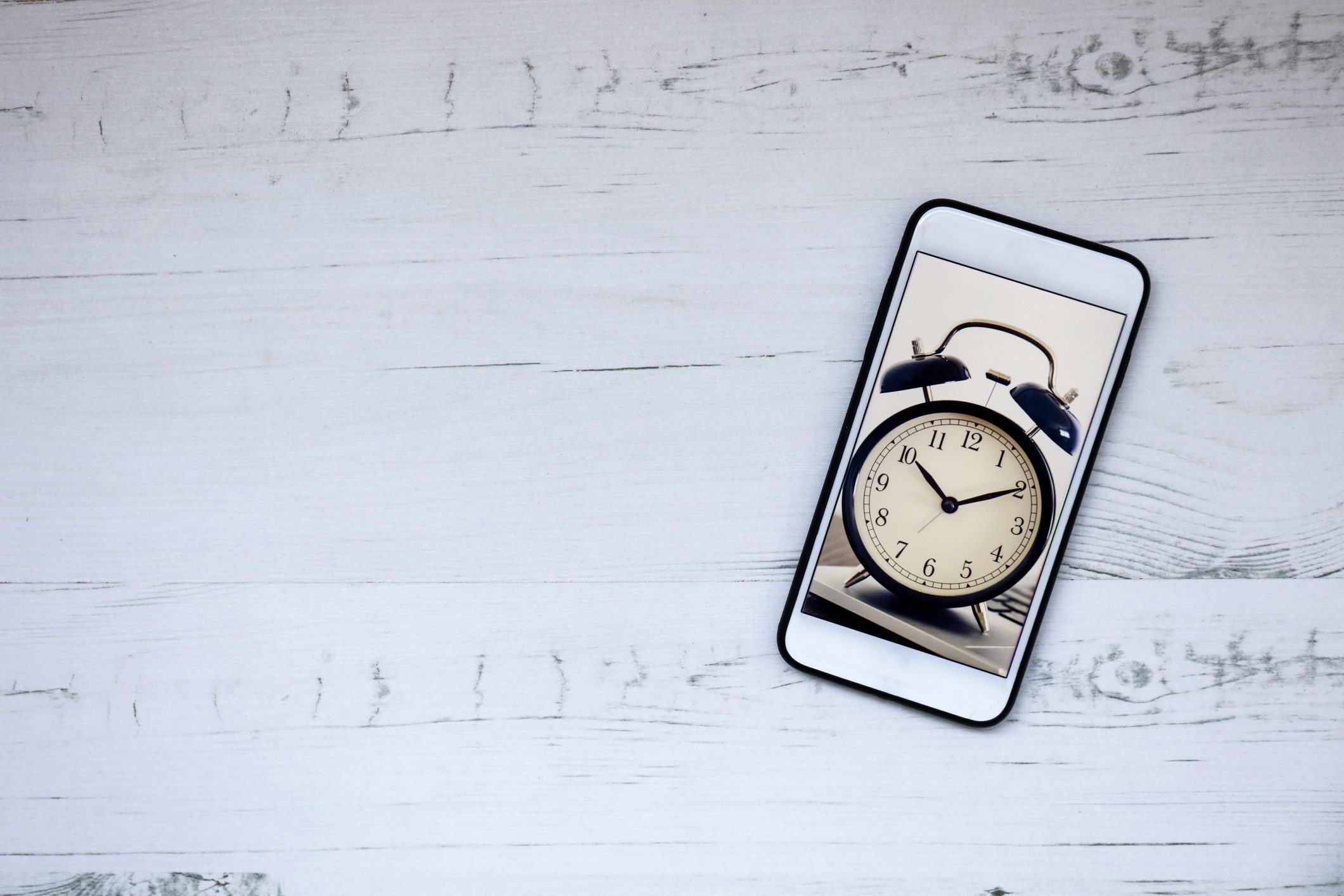 قد يعطل حياتك إذا لم يعمل بشكل صحيح.. خطوات إصلاح منبه آيفون عندما يتعطَّل عن العمل