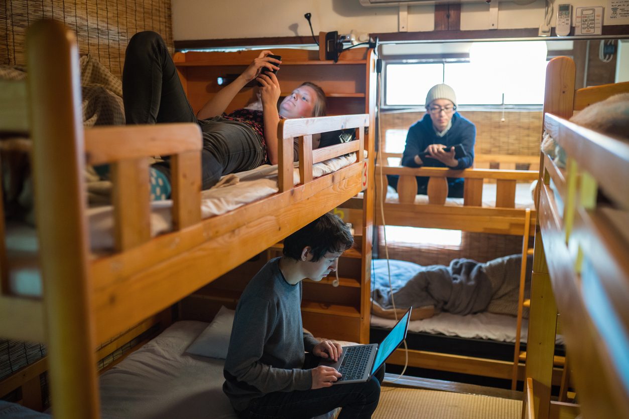 إقامة في فندق مقابل دولار