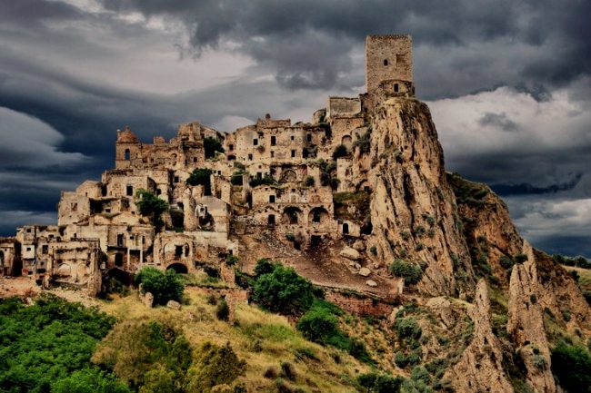 12 مدينة أشباح هجرها سكانها لكنها أصبحت مزارات عالمية لمحبي المغامرة والغموض