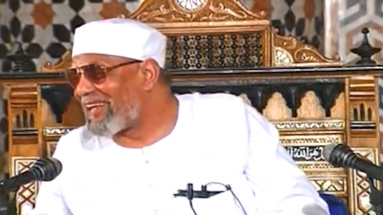 سجد لله شكراً على «النكسة» ثم أصبح رمزاً دينياً.. تحالف الشعراوي والسادات