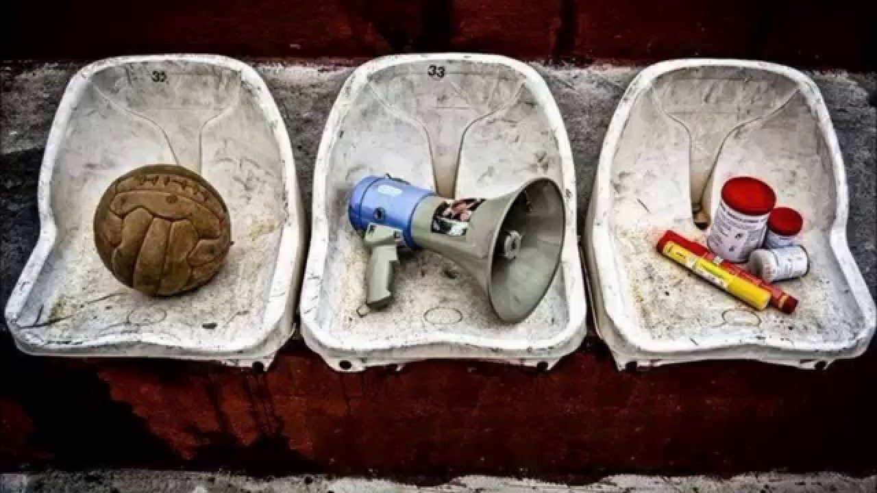 من المدرجات للمنصات.. هكذا تحولت كرة القدم إلى وسيلة للهروب من الواقع