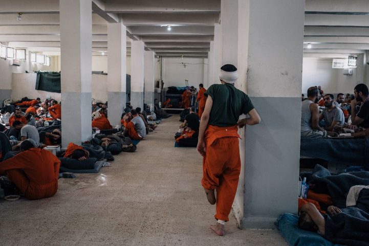 رجال متهمون بأنهم من داعش يجلسون على أرضية عيادة مؤقتة في سجن الحسكة. ( لصحيفة واشنطن بوست)