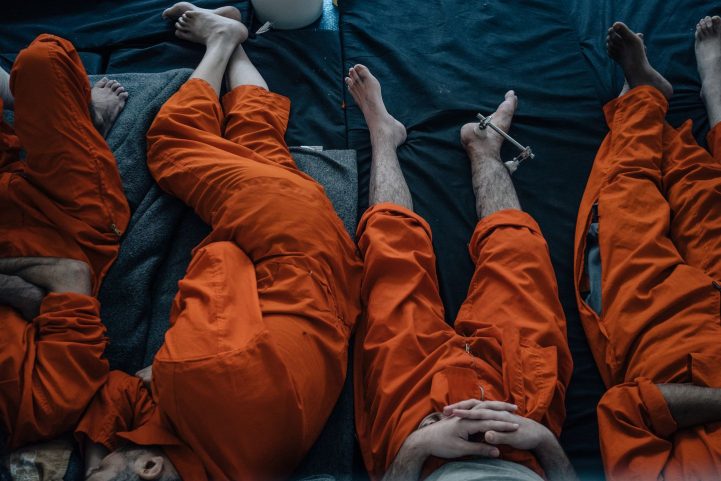  رجال متهمون بأنهم من داعش يجلسون على أرضية عيادة مؤقتة في سجن الحسكة. ( لصحيفة واشنطن بوست) 