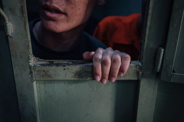 صبي يبلغ من العمر 14 عامًا يخرج من زنزانة يحتجز فيها رجالًا وأولادًا متهمين بأنهم من داعش الدولة الإسلامية في سجن الحسكة. (لصحيفة واشنطن بوست)