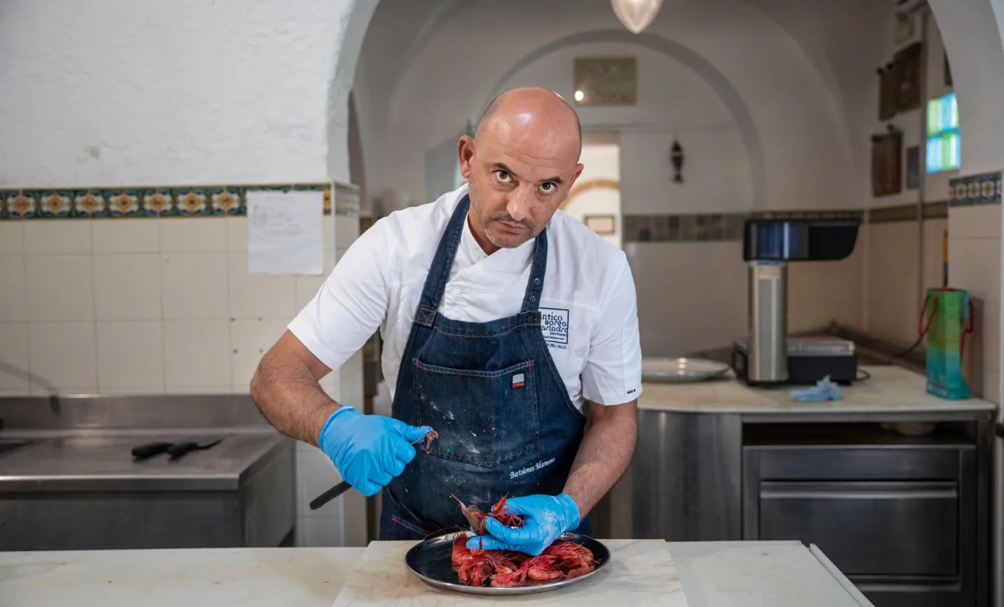 شيف إيطالي في مطبخ مطعمه بميناء مازارا ديل فالو البحري/ الغارديان