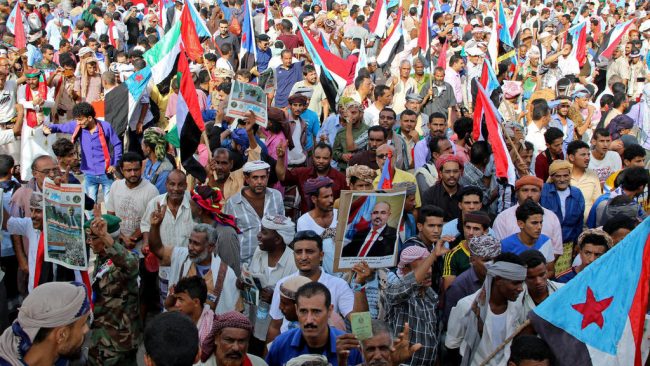 تطبيق «شكلي» لاتفاق الرياض يمكّن الانفصاليين من التحكم الفعلي في عدن.. هل ينهار الاتفاق الذي رعته السعودية؟