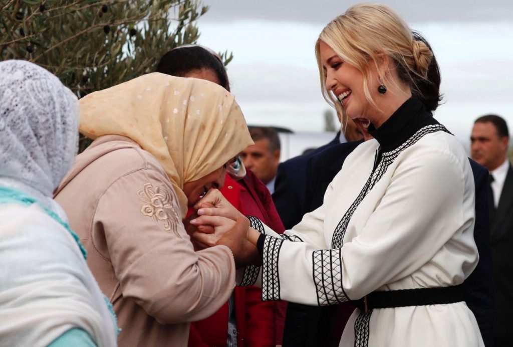 السيدة المغربية التي قبلت يد إيفانكا ترامب تتحدث عن دافعها لتلك اللحظة بعد إثارة الجدل