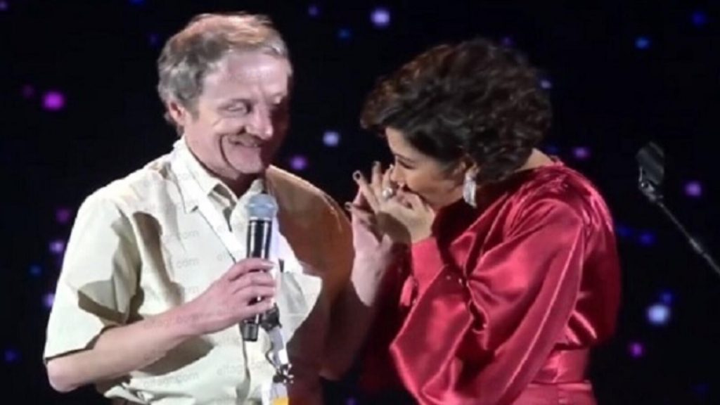 شيرين تقبّل يد معجب سويسري أمام جمهورها السعودي بعد حديثه بالعربية (فيديو)