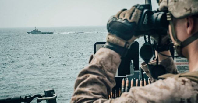 إعادة تموضع.. هل تحاول أمريكا تعويض استنزافها في المنطقة بالسيطرة على مضيق هرمز؟