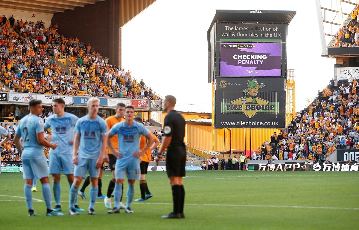 حكم يحتسب هدفاً بعد الاستعانة بهاتف مشجع