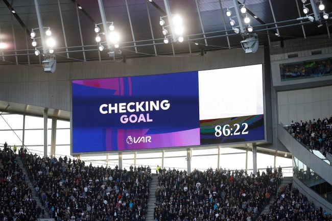 ينشدون الدقة بنسبة 100%.. أشهر مدربي الأندية الأوروبية يعترفون بخوفهم من الـ«VAR»