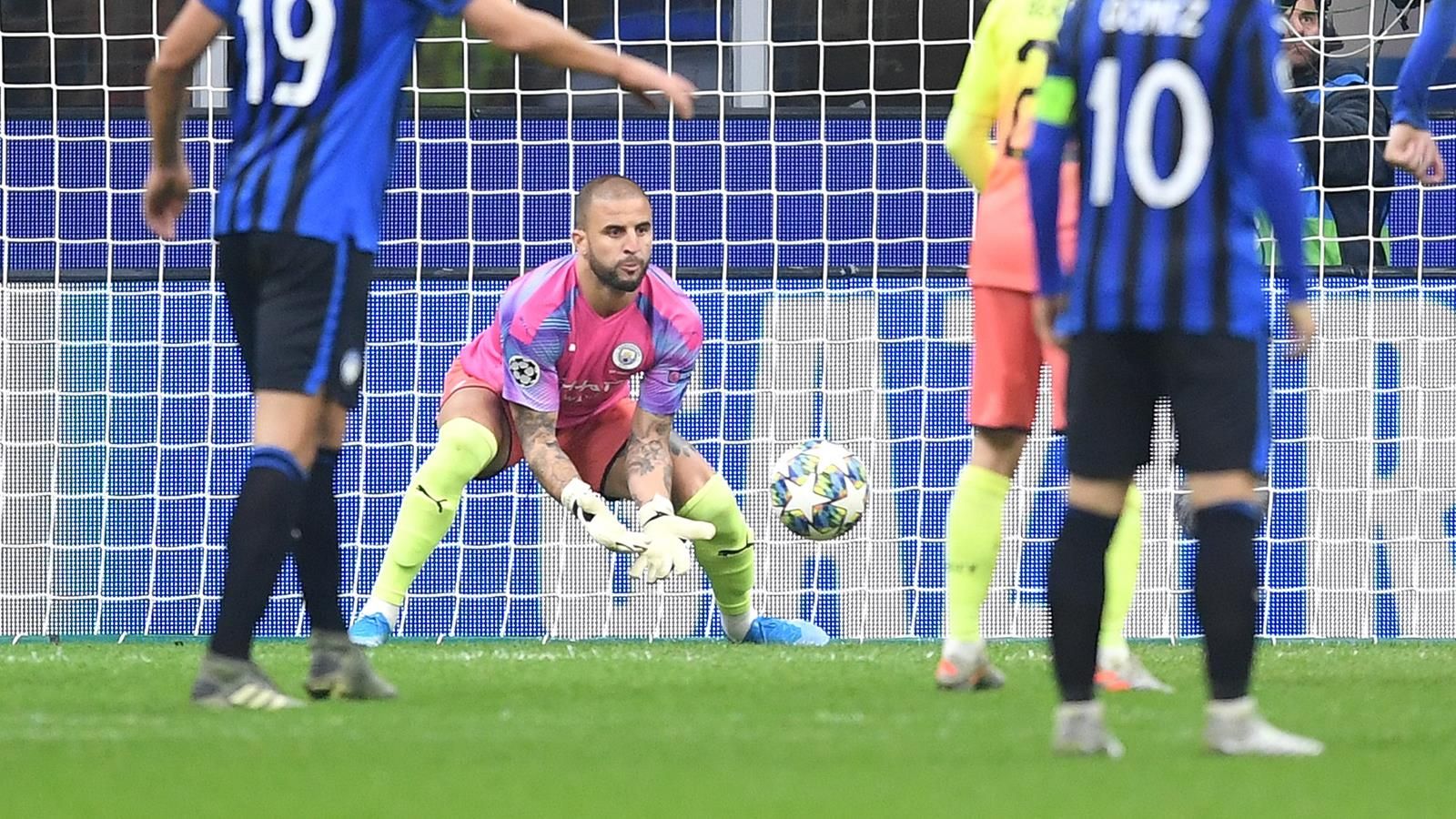 بعد واقعة ووكر مع السيتي.. 5 لاعبين اضطروا إلى ارتداء قفازات حراس المرمى