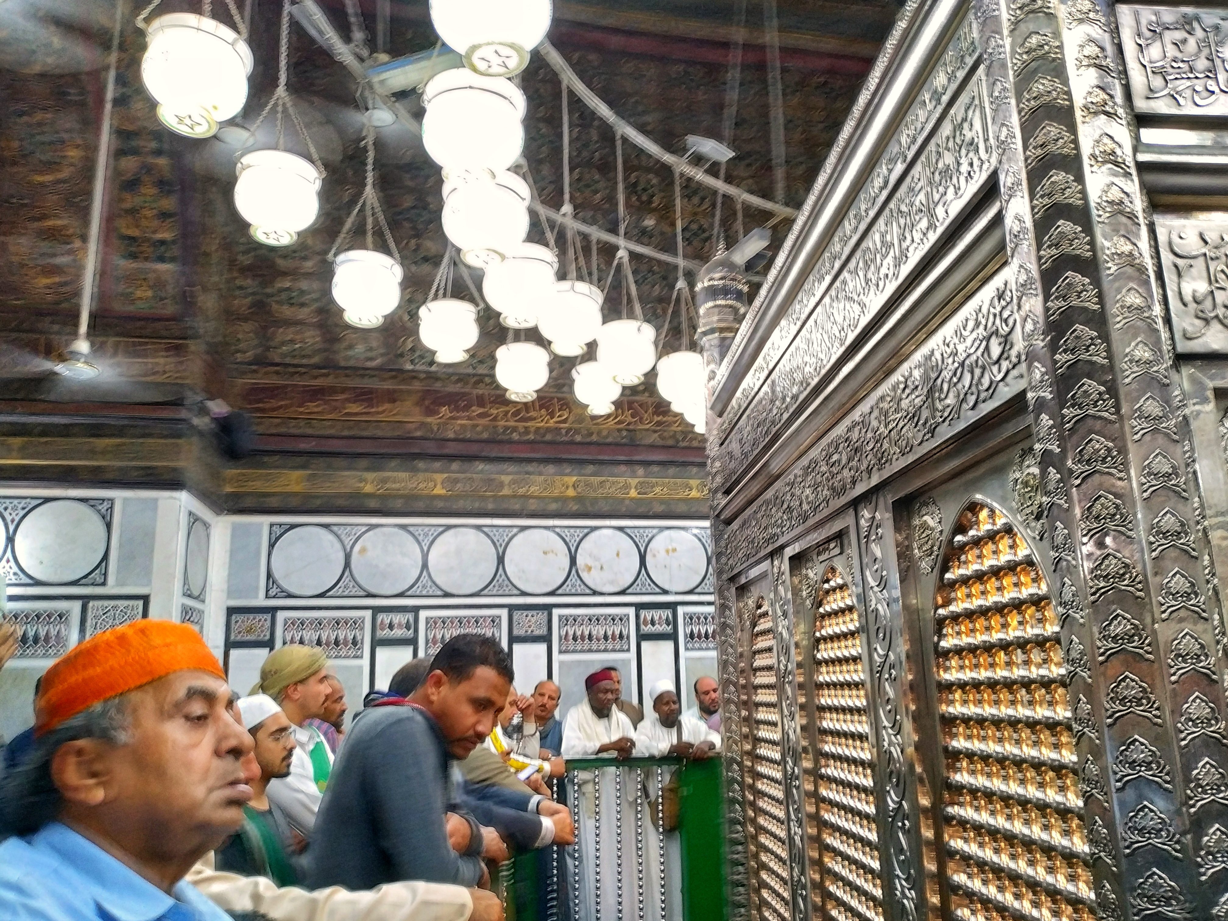 بكاء وزغاريد ودعوات بالشتات.. ماذا يفعل المصريون في حضرة الحسين؟