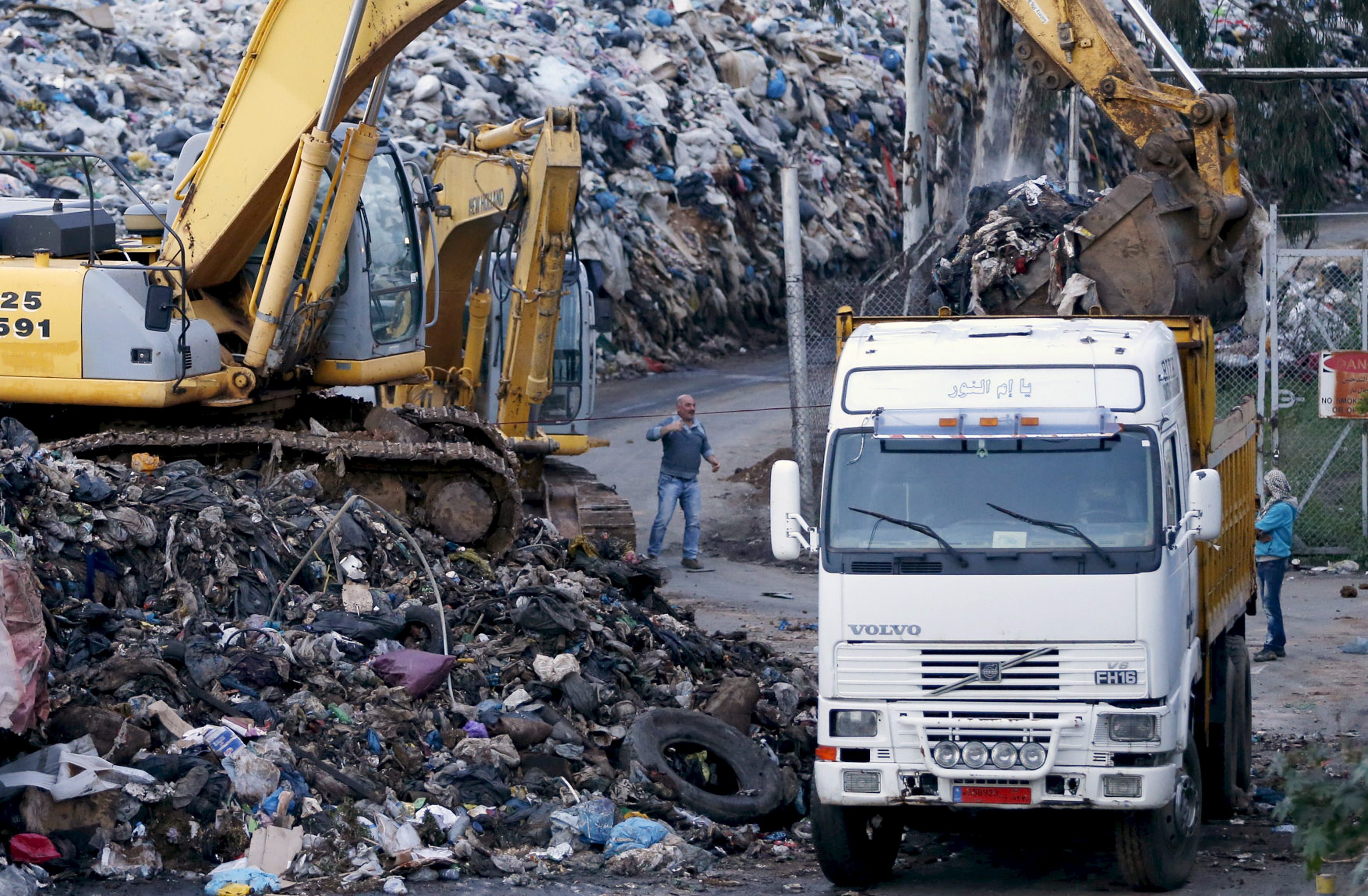 القمامة منجم الذهب للسياسيين.. أزمة النفايات تكشف كيف أصبح الفساد مؤسسياً في لبنان؟