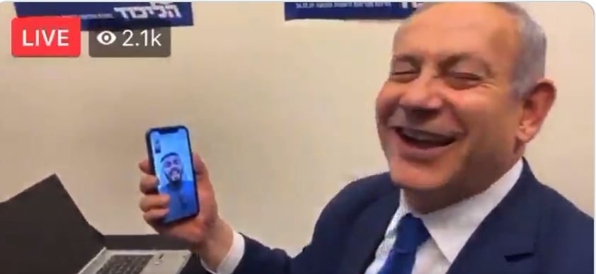 يظهر نتنياهو في مطلع الفيديو وهو يرد السلام باللغة العربية والعبرية على الناشط السعودي قائلاً: "السلام عليكم، شالوم شالوم"