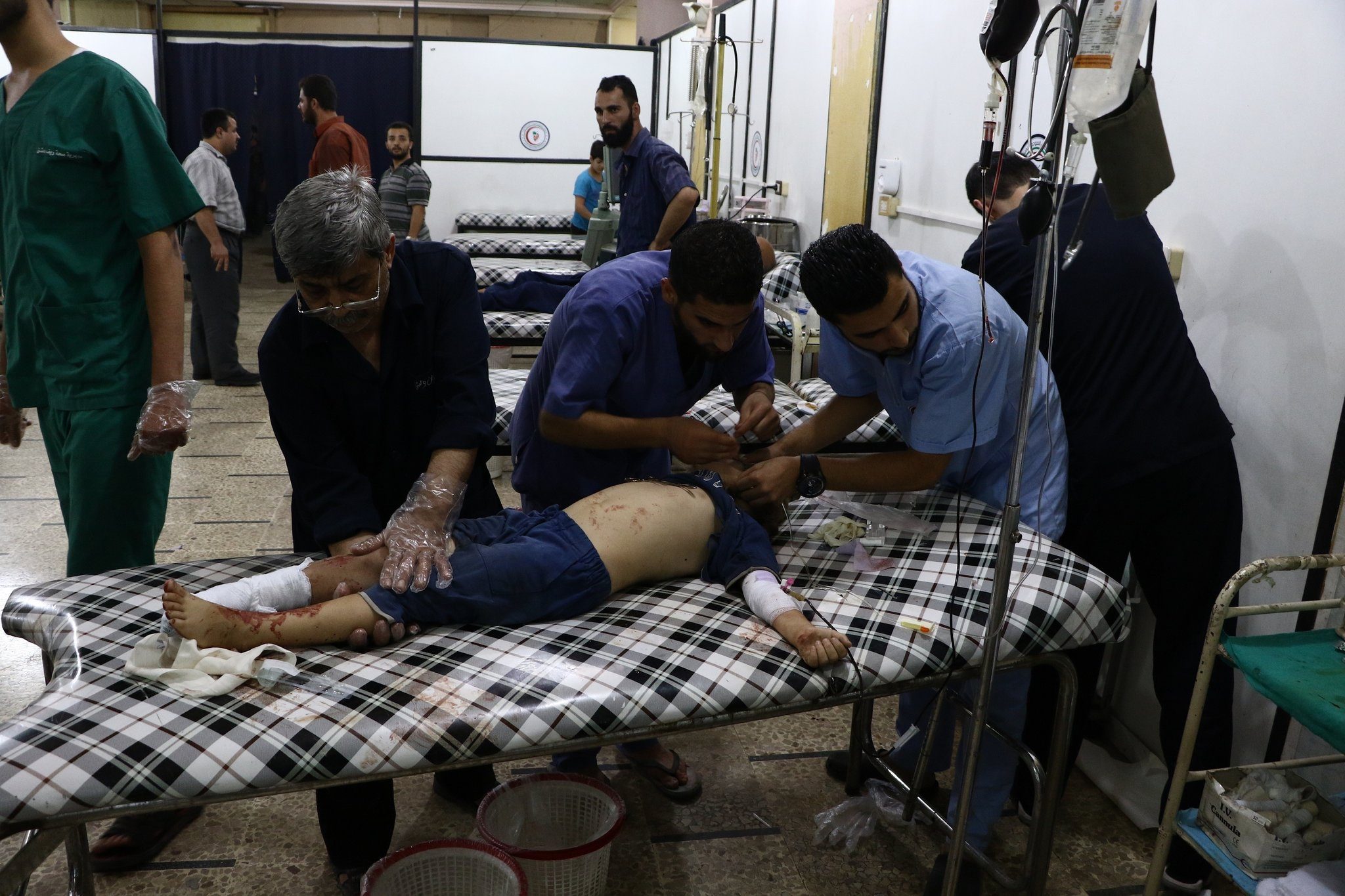 «الحرمان من العلاج كسلاح للحرب».. كيف تحول العاملون بمجال الصحة في سوريا إلى أعداء لدولة الأسد؟