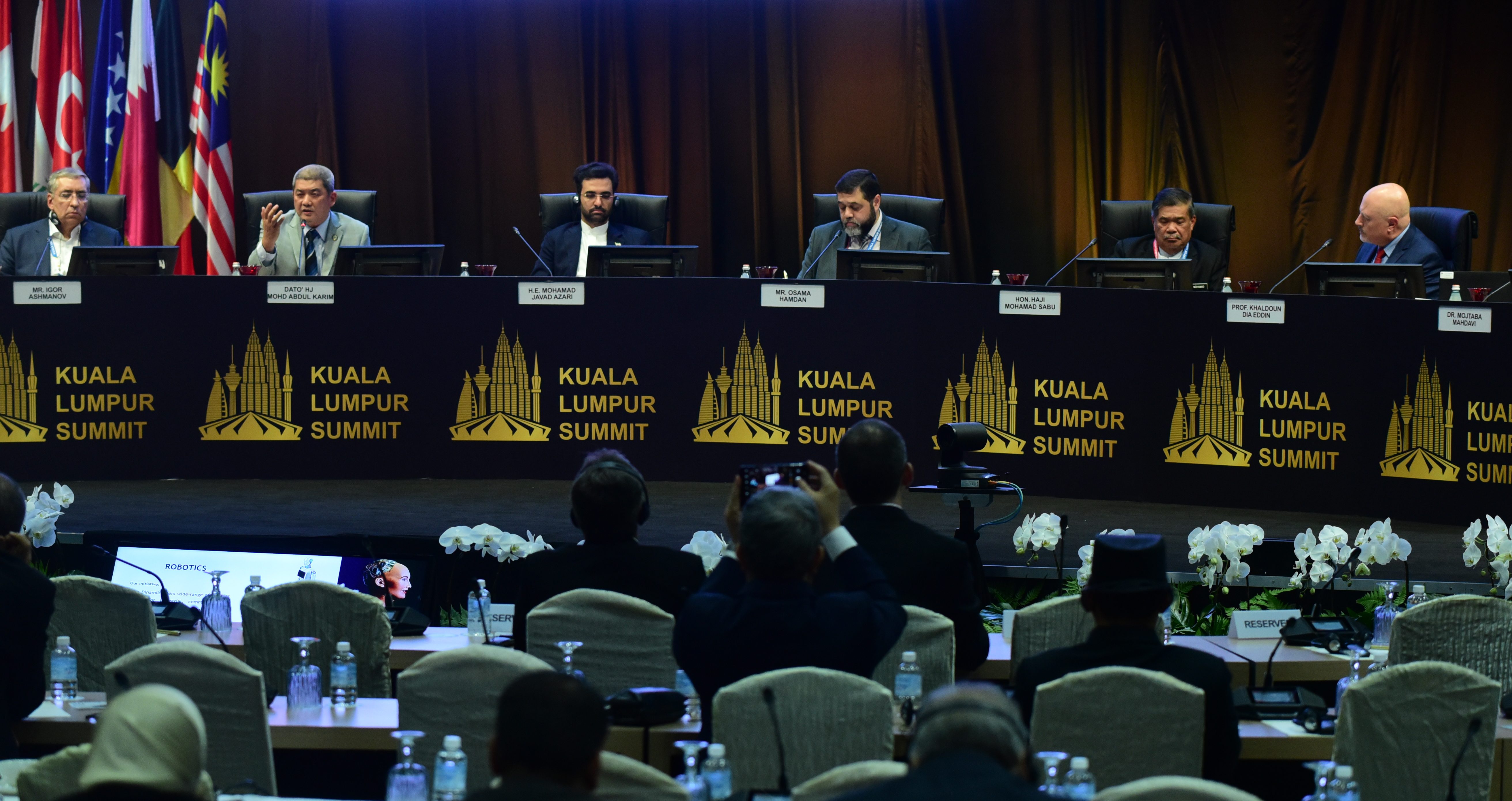 «نعيش ثورة صناعية رابعة».. قمة كوالالمبور تقرع جرس الإنذار وتحذر من الحروب المستقبلية الذكية