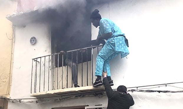 إسبانيا تشيد بمهاجر أنقذ رجلاً على كرسي متحرك من حريق اشتعل في شقته