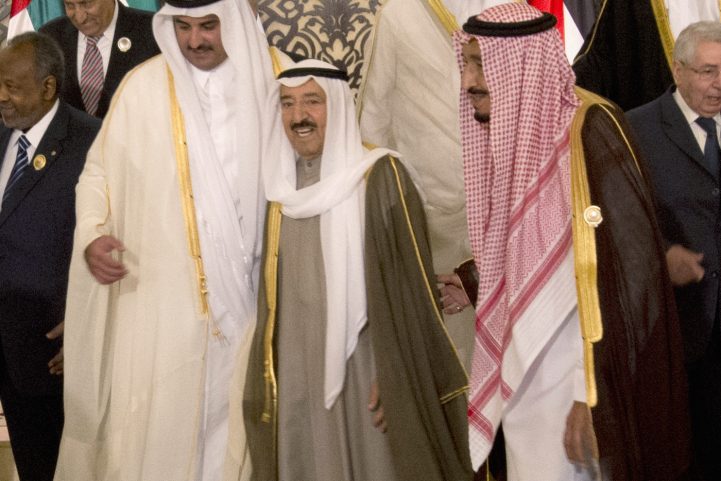 أمير قطر تميم بن حمد آل ثاني، والعاهل السعودي الملك سلمان بن عبدالعزيز، وأمير الكويت الشيخ صباح الأحمد الصباح في افتتاح قمة جامعة الدول العربية الخامسة والعشرين في مدينة الكويت بالعام 2014/رويترز