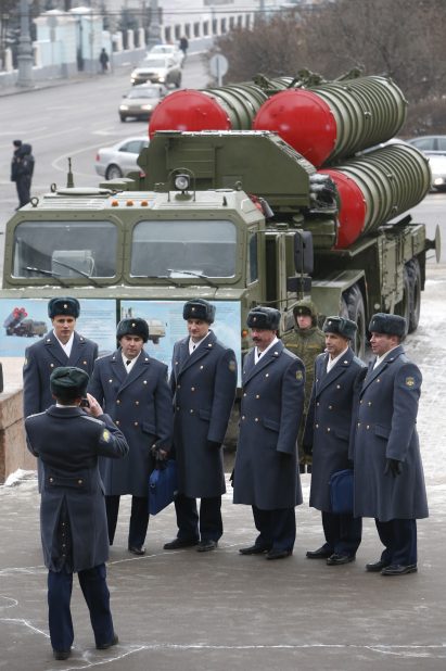صورة أرشيفية لأنظمة إطلاق الصواريخ S- 400 أمام مسرح الجيش الروسي في موسكو/رويترز