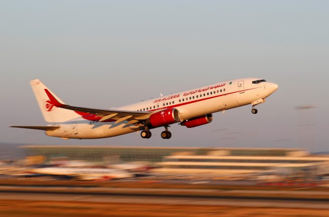 بعد ساعة ونصف من التحليق.. انفجار محرك طائرة جزائرية أثناء عودتها من السعودية