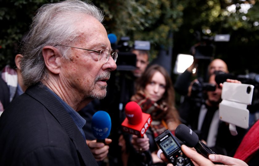 صحفية عريقة تتخلى عن «نوبل» لمنح الجائزة لكاتب ينكر مجزرة البوسنة.. وأردوغان: «مخجل»