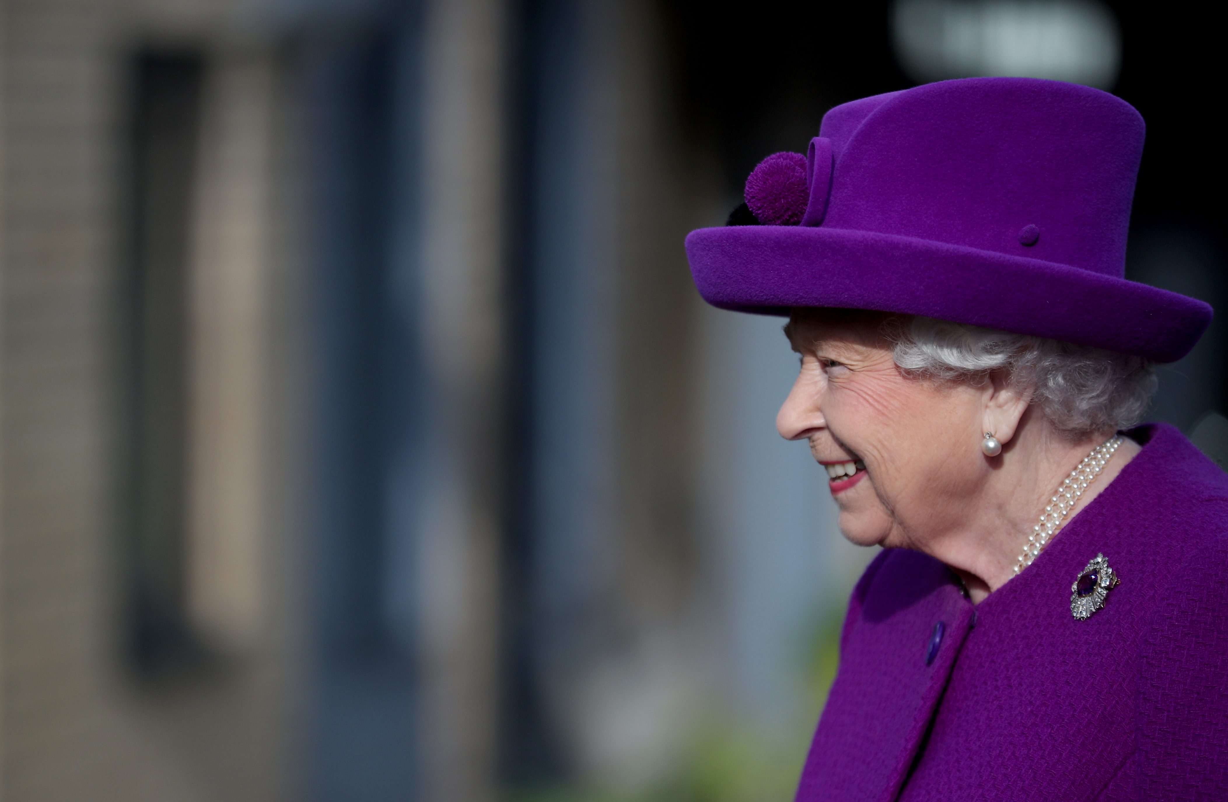 إذا كنت من محبي العائلة الملكية وتحب السفر فهذه فرصتك.. الملكة إليزابيث لديها الوظيفة المثالية لك، وهذه هي الشروط!