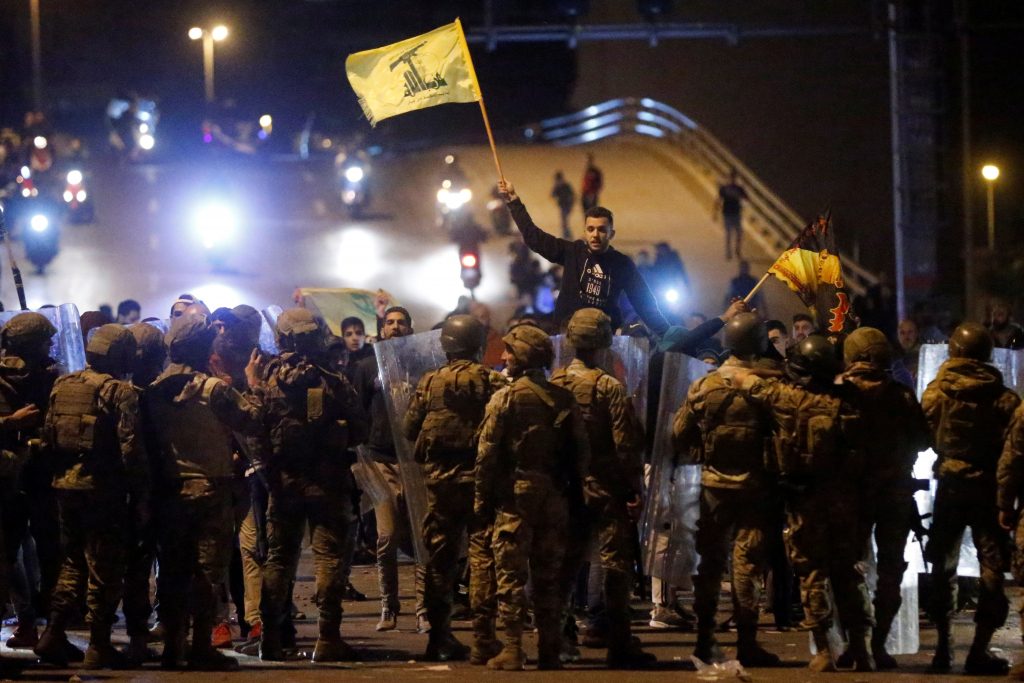الأمن اللبناني يتصدى لمناهضين ضد الحراك وسط بيروت.. وباريس توقف المساعدات الدولية لحين تشكيل الحكومة