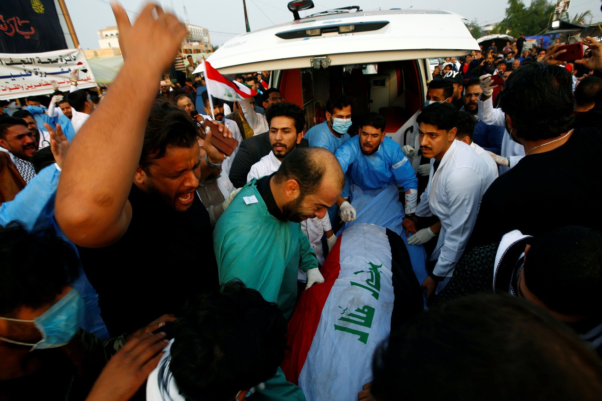 أمرٌ بالقبض على الحاكم العسكري لمحافظة ذي قار بعد اتهامه في قتل عشرات المتظاهرين العراقيين