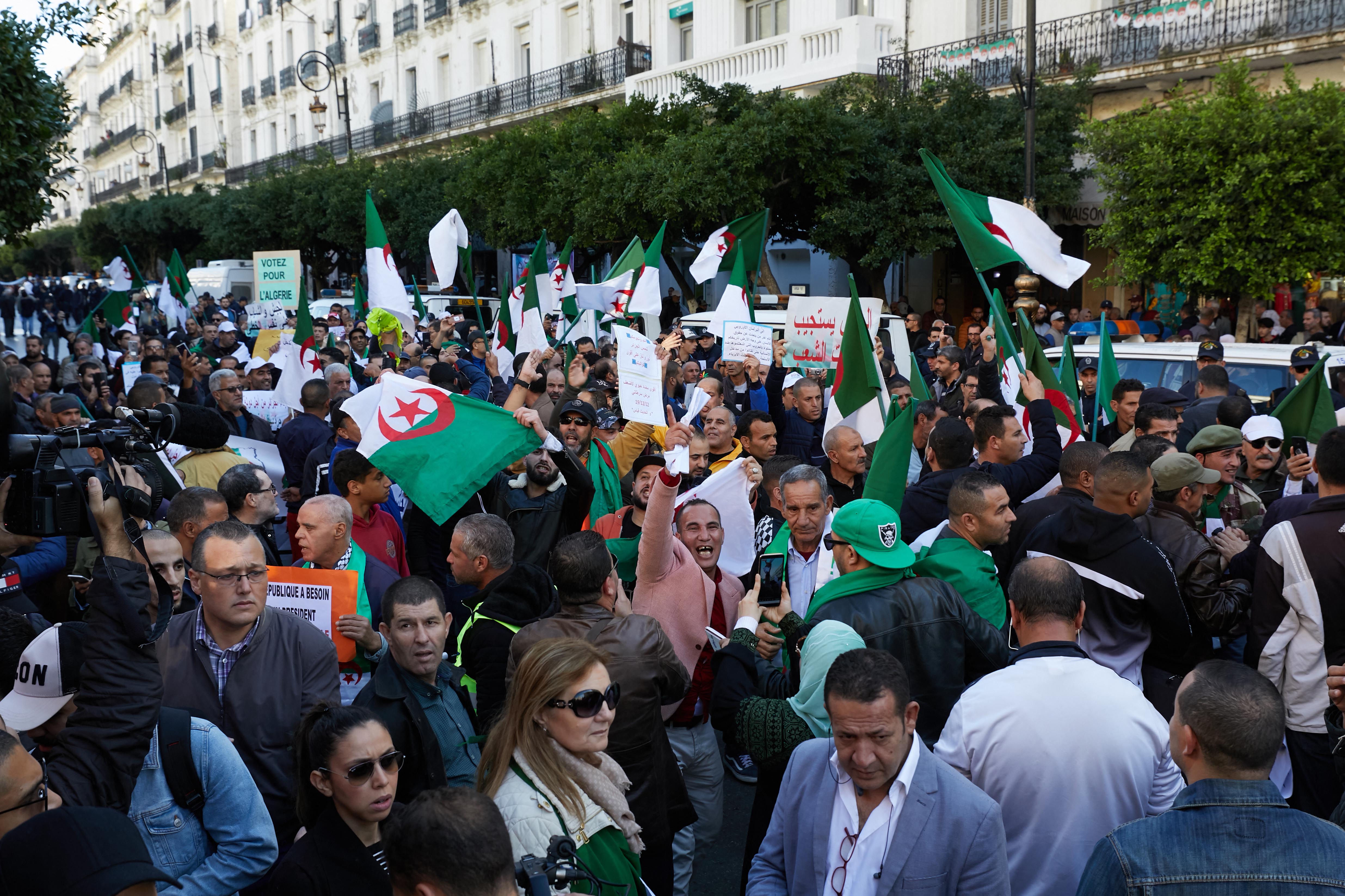 تقنية الـVAR في الجزائر ليست لكرة القدم فقط، مواطنون يستخدمونها لكشف تناقضات مرشحي الرئاسة