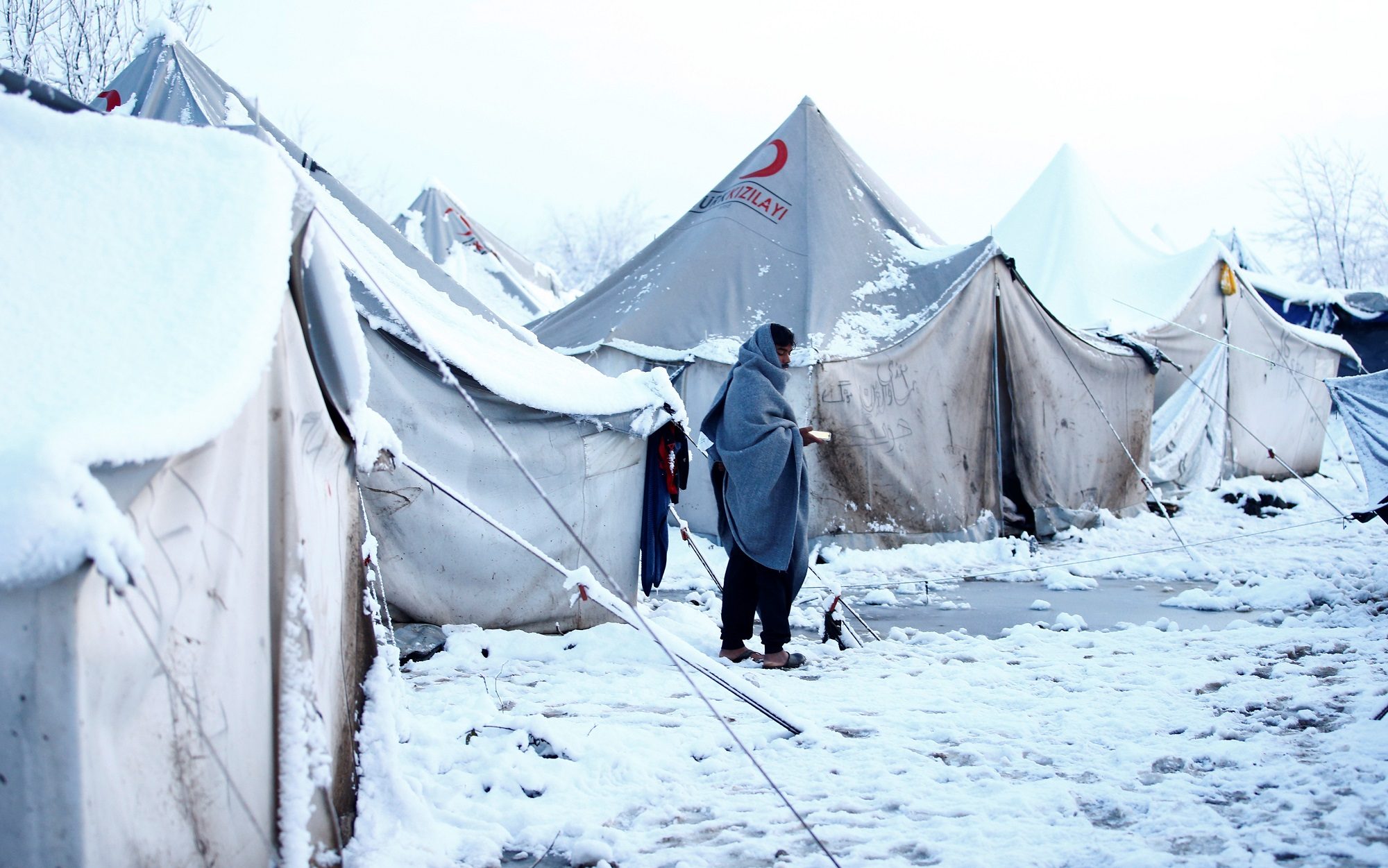 وجدوا أنفسهم عالقين في غابة وسط الثلوج والألغام مدفونة في أرضها.. مئات المهاجرين يتجمدون في البوسنة
