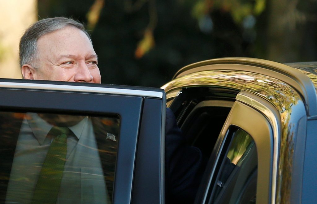 بومبيو تسلل إلى غرفة مُنعت فيها الهواتف وحضر اجتماعاً سرياً مع أثرياء في بريطانيا