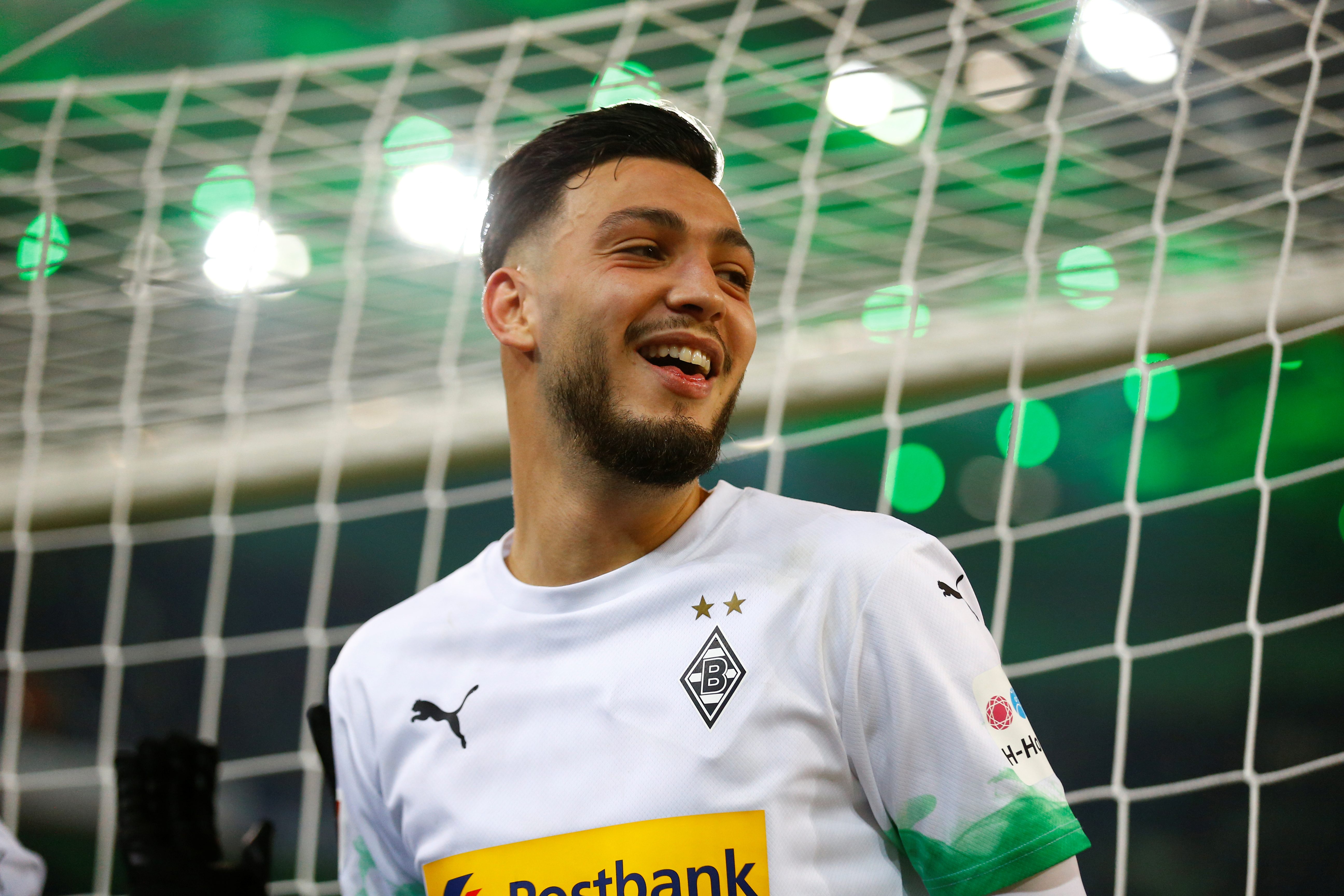 لم يولد في فرنسا ونشأ بأزقة الجزائر.. كيف أصبح بن سبعيني نجم الدوري الألماني؟