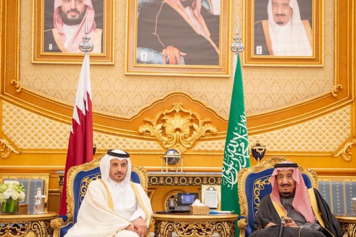 العاهل السعودي الملك سلمان والوزير الأول القطري الشيخ عبد الله بن ناصر/ رويترز