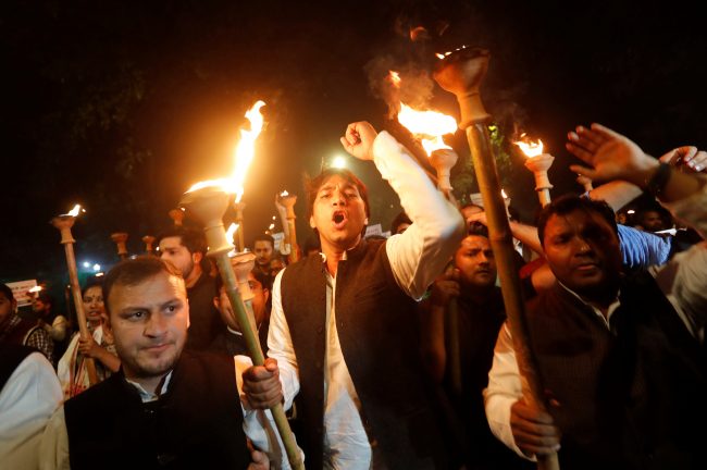 هنود يحطِّمون تمثالاً للمسيح بُنِي قبل 137 عاماً.. ومتطرفون يحرقون دمية لـ”سانتا كلوز” بعيد الميلاد (فيديو)