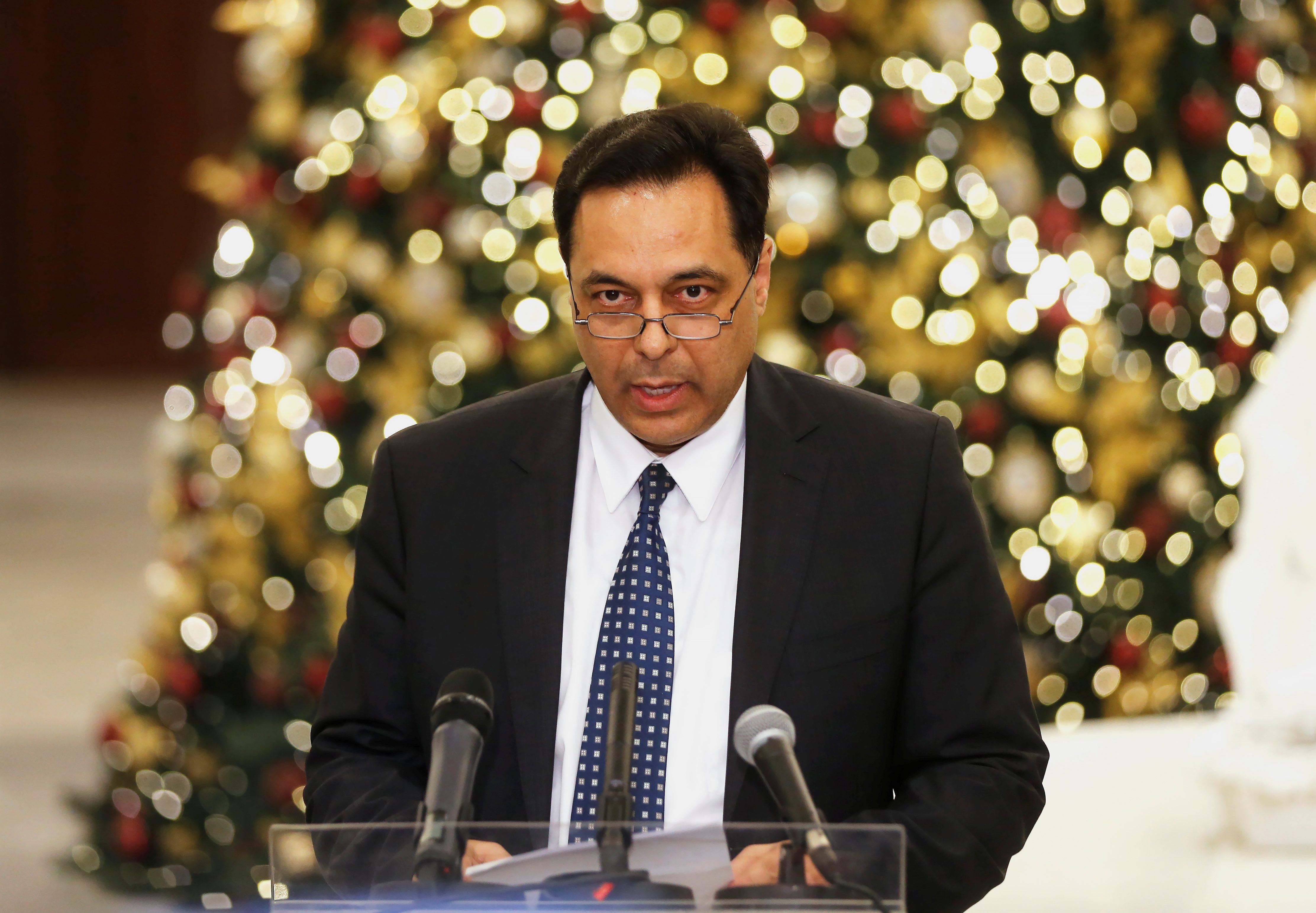 تكليف حسان دياب بتشكيل حكومة لبنان يؤجج الغضب مجدداً، والاحتجاجات تصل لمنزله