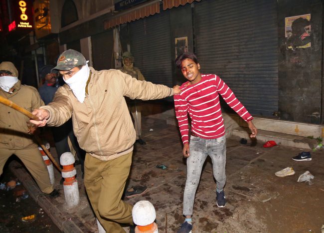 الشرطة الهندية تقتحم مستشفى لاعتقال متظاهرين ضد قانون الجنسية الذي يستثني المسلمين (فيديو)