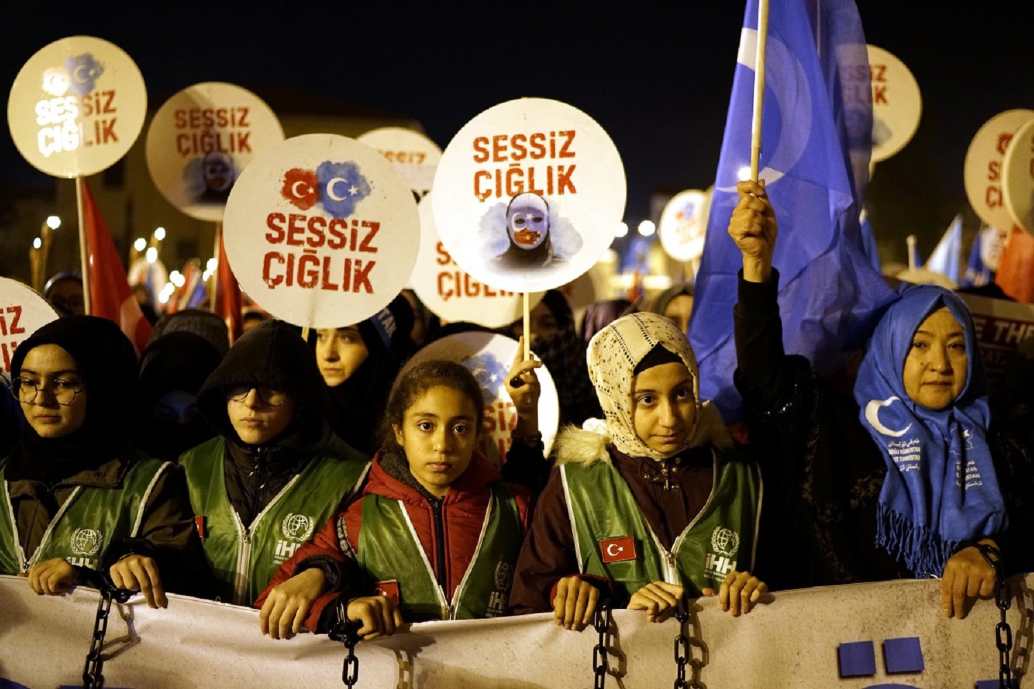 تصاعد حدة الغضب دعماً لـ«الإيغور» والآلاف يشاركون في مسيرات منددة بالحكومة الصينية