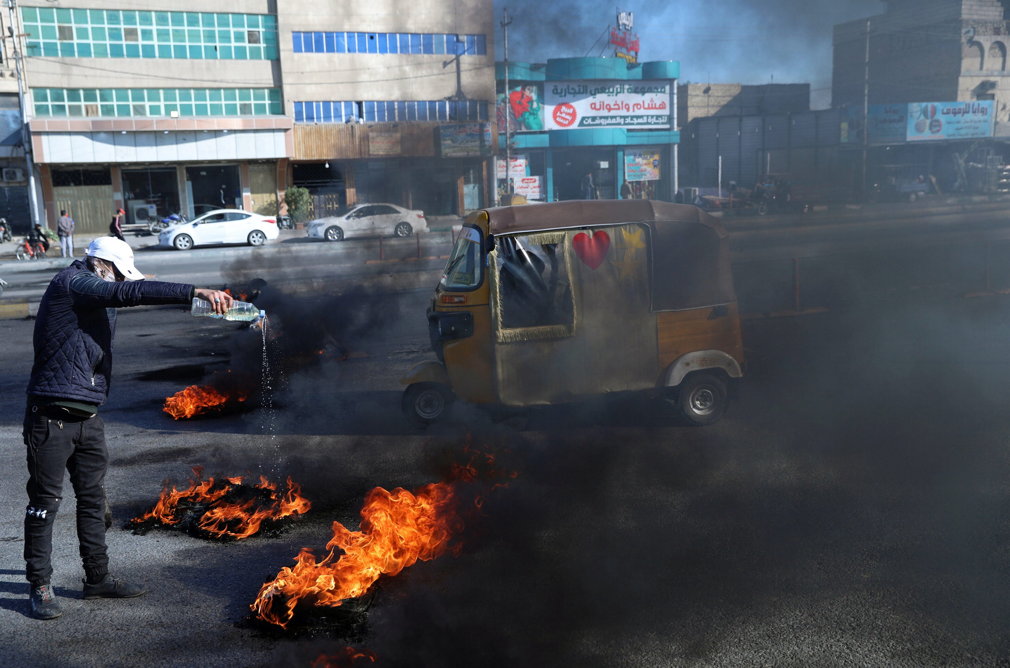 احتجاجات العراق تستعيد زخمها مع فرض عصيان مدني، ورئيس الوزراء الجديد أسير التوافقات السياسية