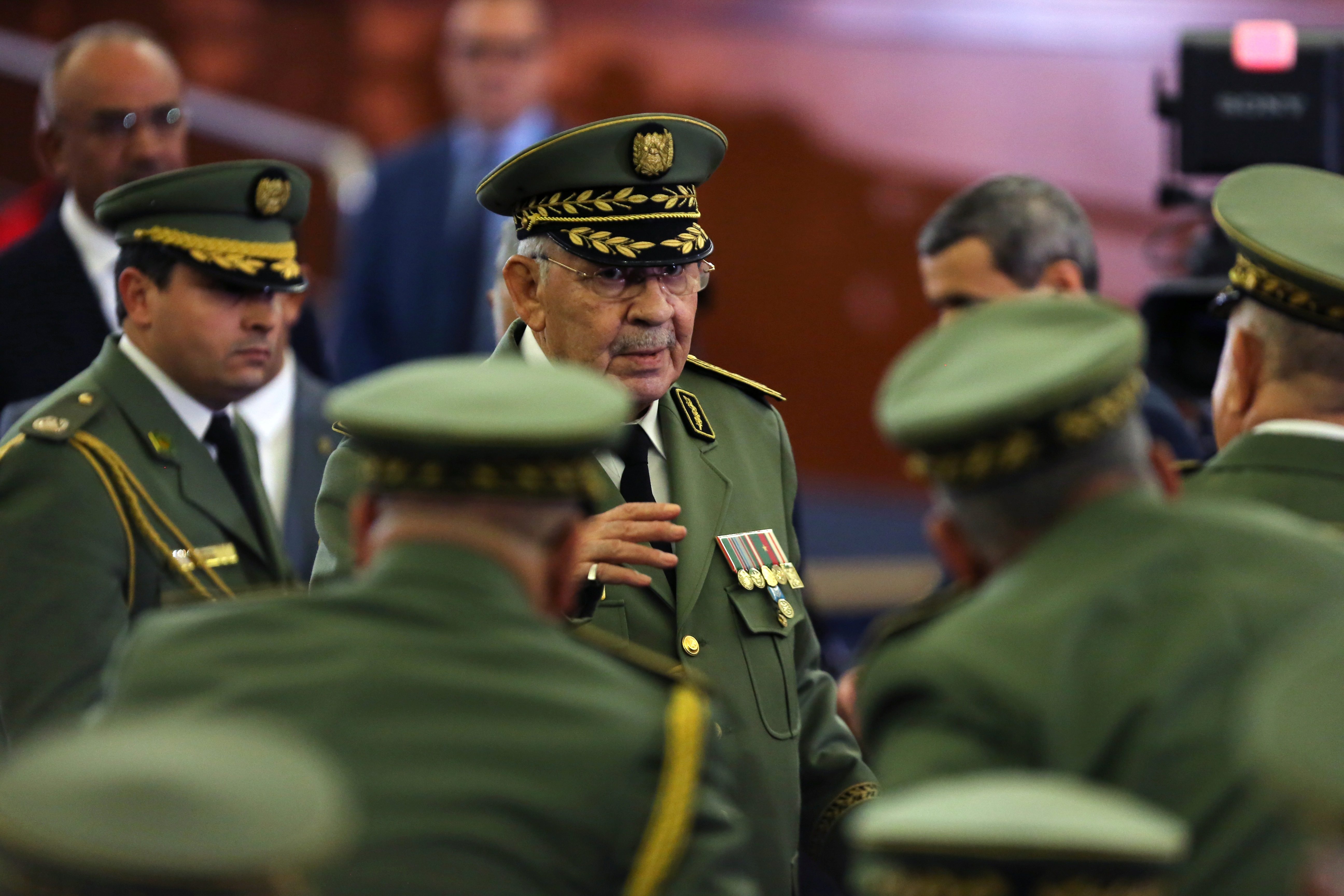 طريقة الإعلان عن وفاة قائد الجيش الجزائري تثير الجدل.. فهل ينحاز خليفته للحكم المدني أم تستمر هيمنة العسكر؟