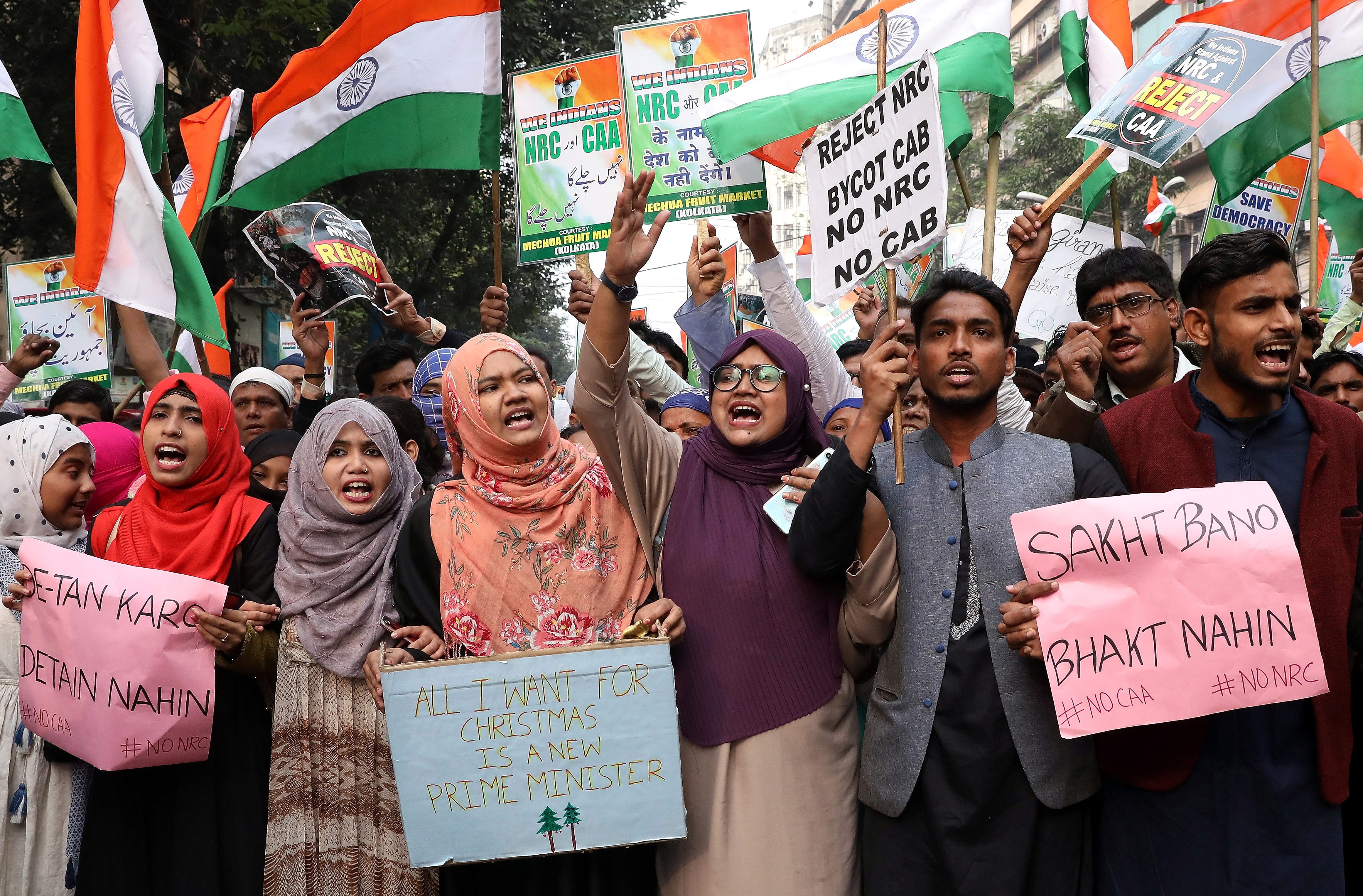 تتهم العائلات في مدن رامبور، ومظفر ناغار، وميروت قوات الشرطة بمداهمة البيوت وتحطيم المتعلقات واختطاف الرجال.