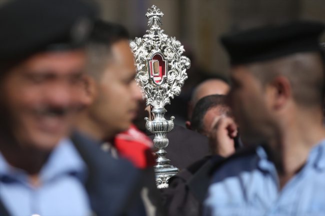 احتفظت بها أوروبا منذ 1300 عام، قطعة من مهد المسيح تصل بيت لحم، واحتفالات باستعادتها